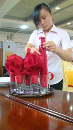 巾幗展風采，服務(wù)競芳華——肥西縣首屆巾幗餐飲服務(wù)技能大賽預(yù)賽側(cè)記