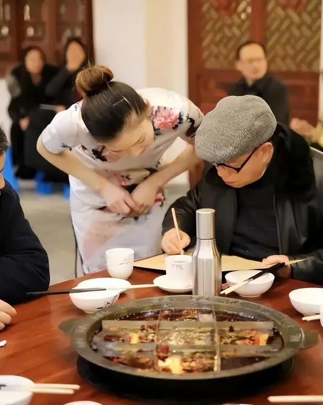 87歲“不老服務(wù)員”劉婆婆 自助餐廳里那抹最暖的風景